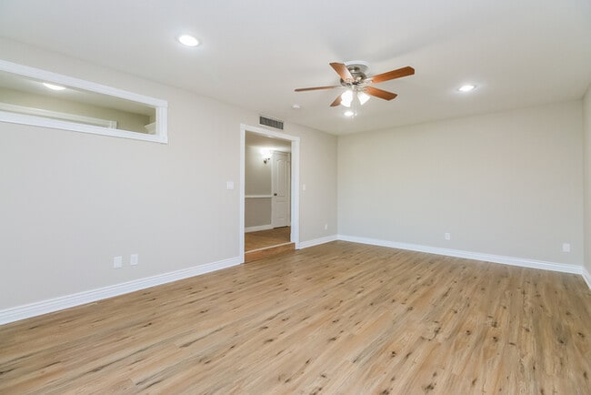 Photo - 525 E Geneva Dr