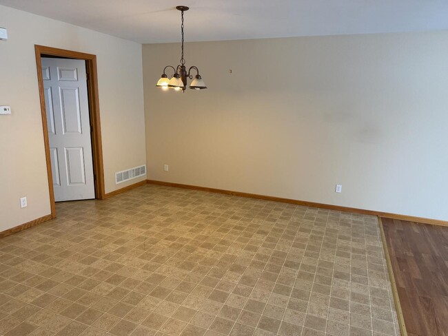 Photo - 433 Sarah Cir