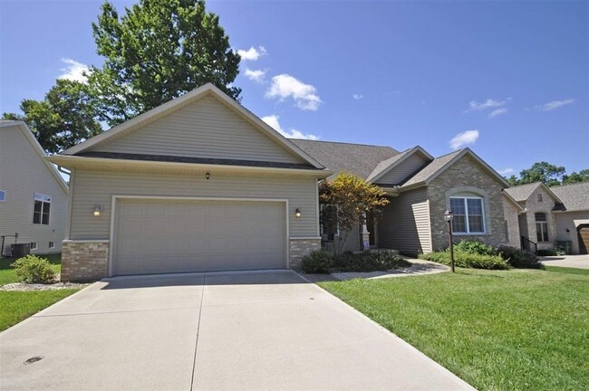 Photo - Executive home with pond views just 10 mins to Notre Dame.