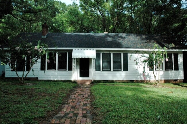 Building Photo - Perfect 3 Bedroom, 2 Bathroom House -- Walk to UF!