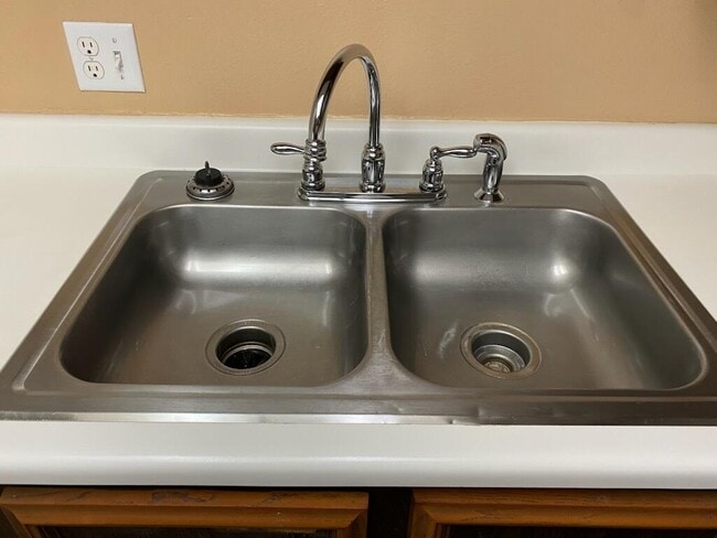 Photo - 937 Country Club Dr SE