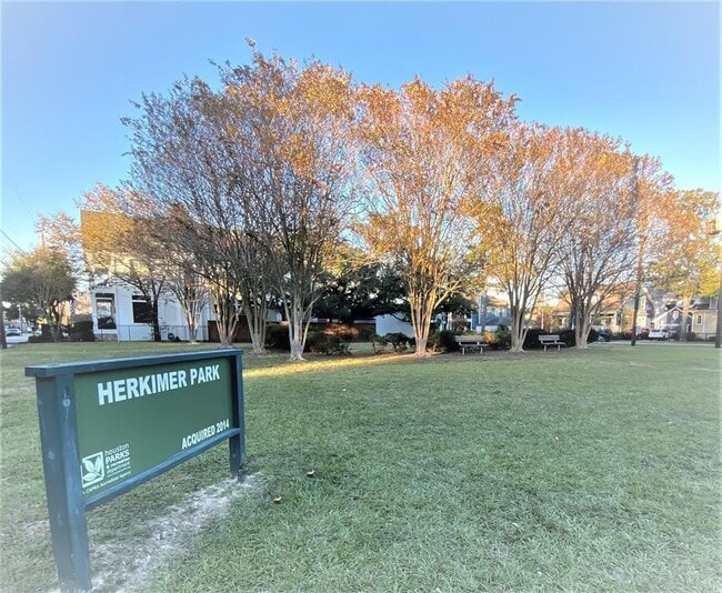 Photo - 911 Byrne St