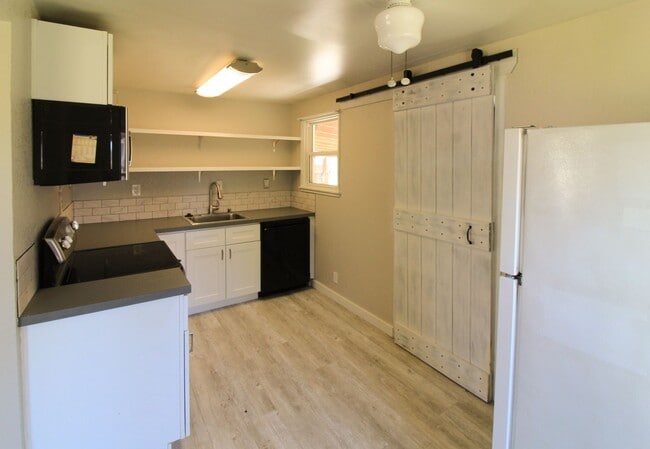 Photo - 2 Bedroom, 1 Bath Home in Kennewick