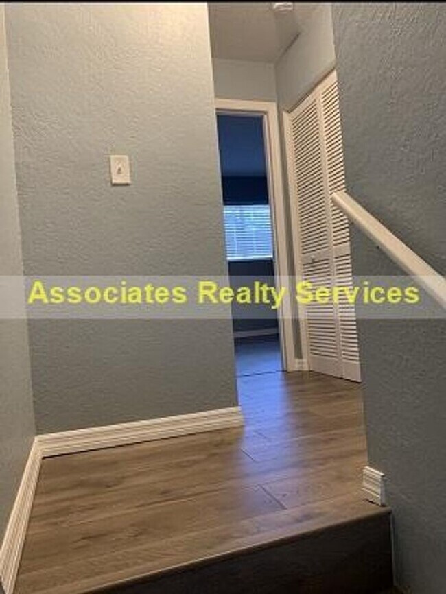 Photo - 2 Bed/2.5 bath End Unit Town home!  LOOK !!!