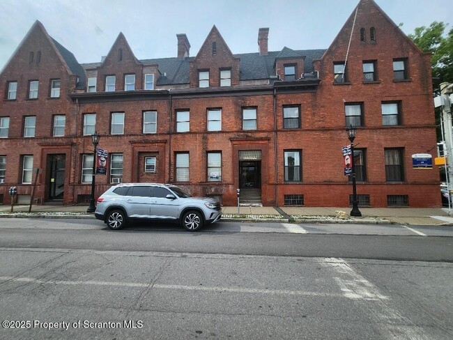 Building Photo - 98 N Franklin St Rental