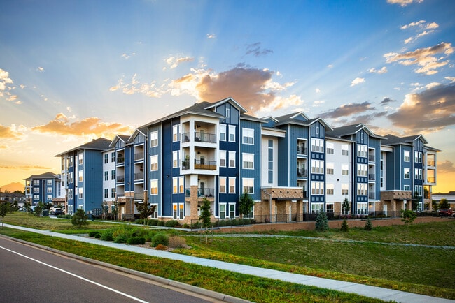 Ama donde vives cuando vives en The Lofts at Highlands - Apartamentos modernos en Longmont, CO