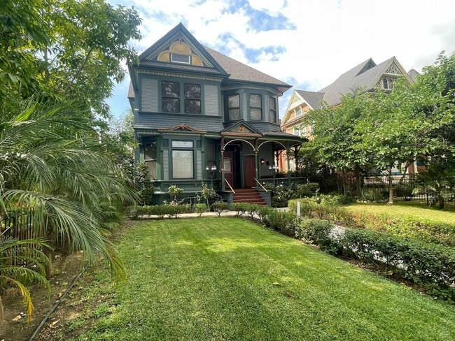 Building Photo - Victorian Unit 2309