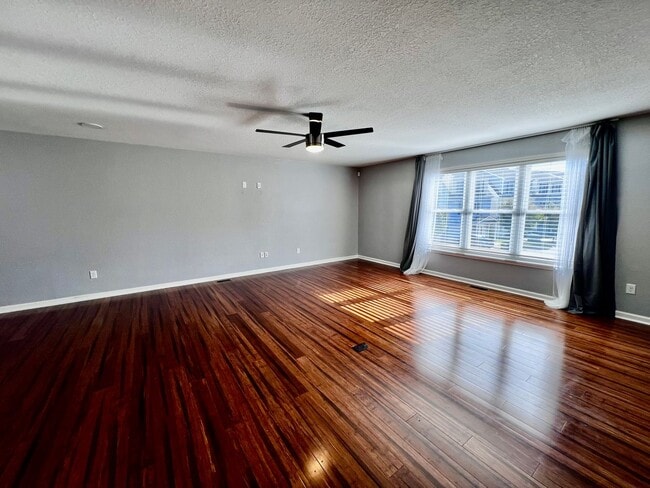 Photo - Tri-Level Condo – Pets Welcome, Washer & D...