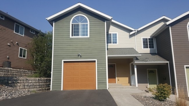 Building Photo - 560 SW State St