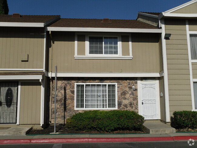Building Photo - CONDO READY FOR MOVE IN!