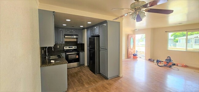Building Photo - 1829 Cherokee Dr Unit 4