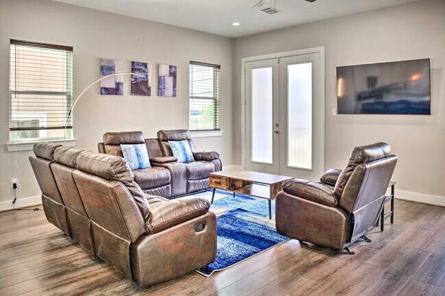 Building Photo - 6403 Bowling Green St Unit ID1385674P