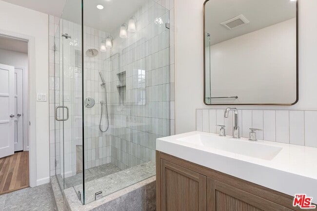 Building Photo - 405-404 Shirley Pl Unit 3/4