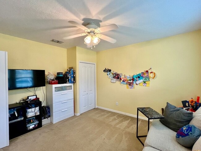 Photo - 5 bedroom home with fenced in yard!!!
