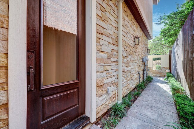 Photo - 2409 Morse St