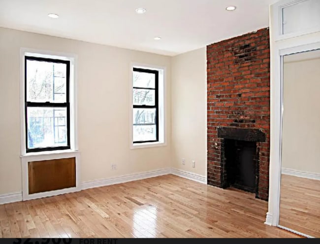 Building Photo - E.3rd E3rd St Rental