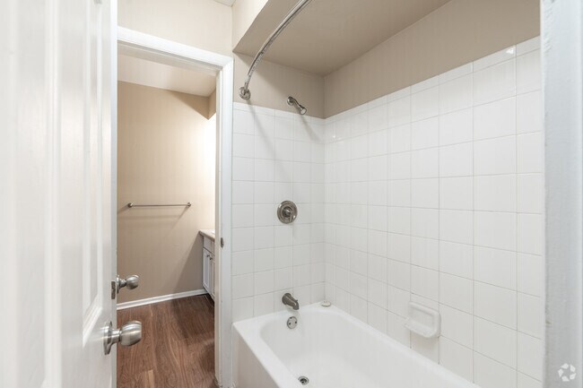 2BR, 1.5BA - 950SF - Bathroom