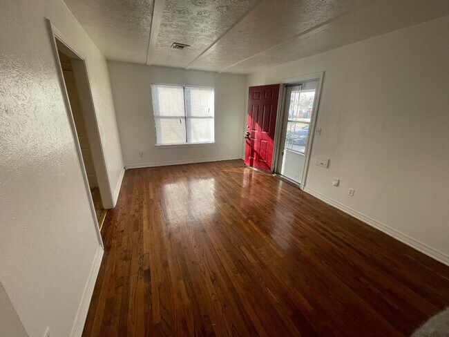Photo - 1 Bed 1 Bath Duplex For Lease!
