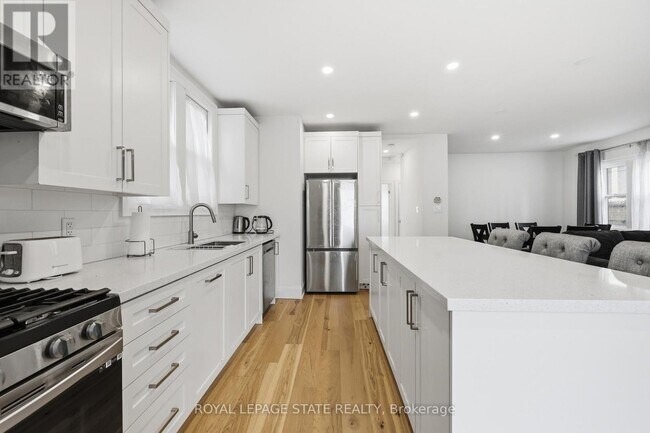 Photo - 129 Jackson St W