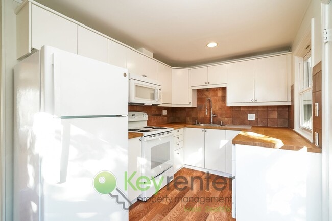 Photo - **Rent Special** Elegant Three Bedroom Hom...