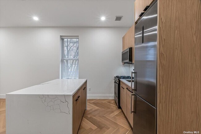 Photo - 75-01 61st St