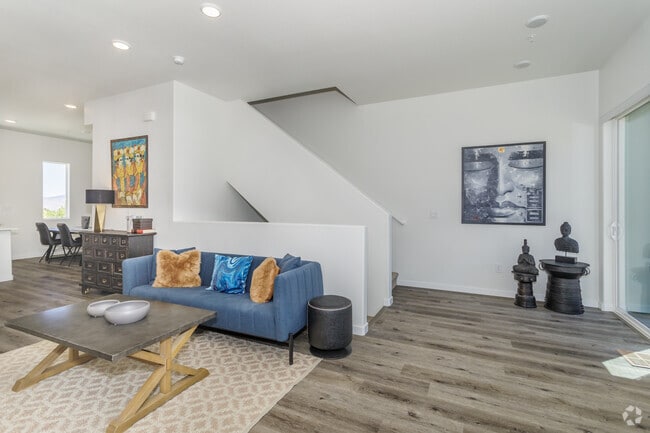 3BR, 2.5BA -1,672 SF