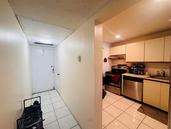 Building Photo - 8025 Colony Cir S Unit 203