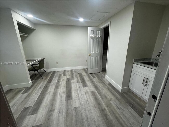 Building Photo - 582 E 18th St