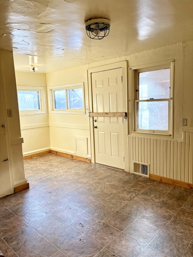 Building Photo - 207 E Burleigh St