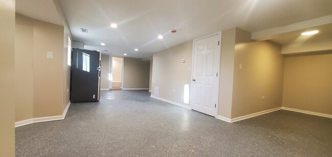 Building Photo - 3658 W Cortland St Unit Gdn