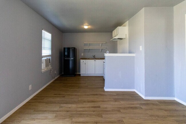 Photo - 118 W Avenue A