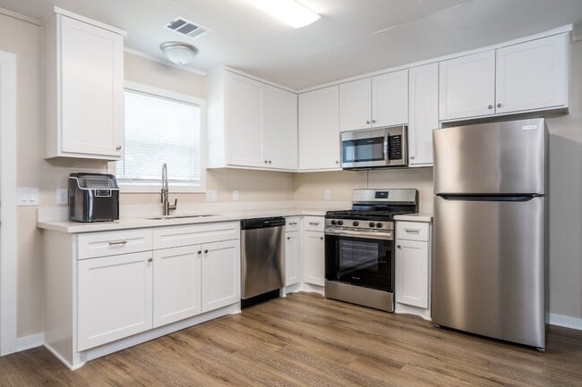 Photo - 605 Hospital St