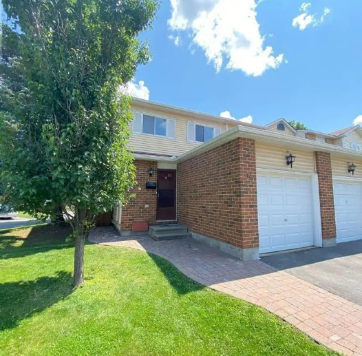 Building Photo - Spacious End-Unit Townhome with Private Backyard in Prime Location