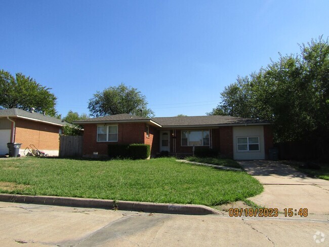 Building Photo - Very nice 4 bedroom home located in the He...