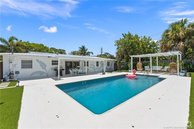 Building Photo - 701 SE Alamanda Way Rental
