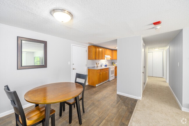 2BR, 1BA - 915SF - Kitchen & Dining Room