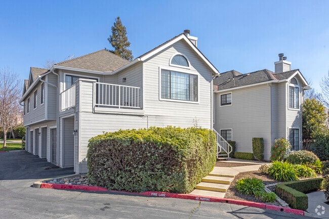 Edificio - Crown Point Condominium