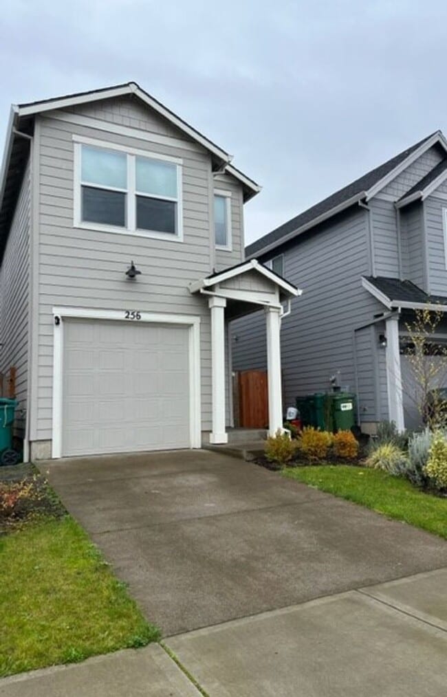 Building Photo - Coming soon - 3 Bedroom 2.5 Bath Newberg OR