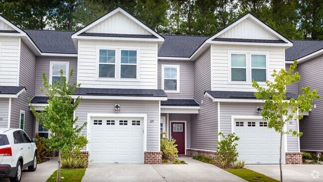 Building Photo - 3 Bedroom 2.5 Bathroom Townhome - The Comm...