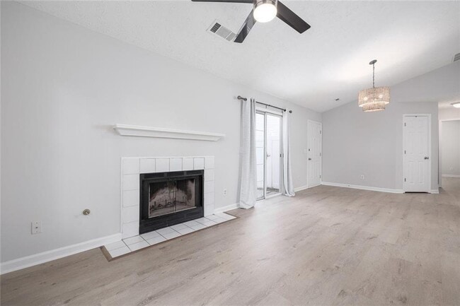 Photo - 211 Daventry Way