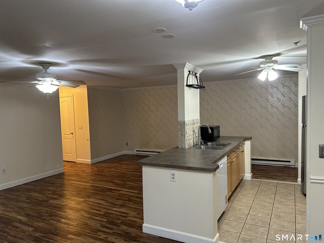 Building Photo - 14 Newtown Rd Unit B3