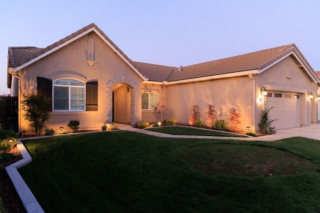 Building Photo - NW Visalia Home Coming Soon!