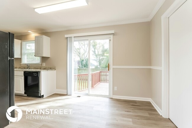 Photo - 209 W Bledsoe St