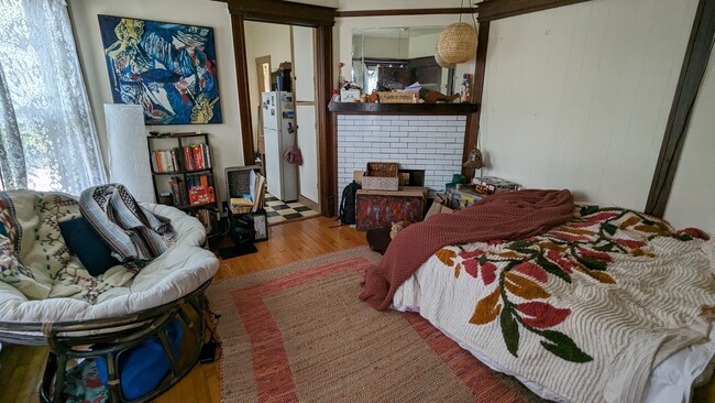 Building Photo - 2078 Atwood Ave Unit A Rental