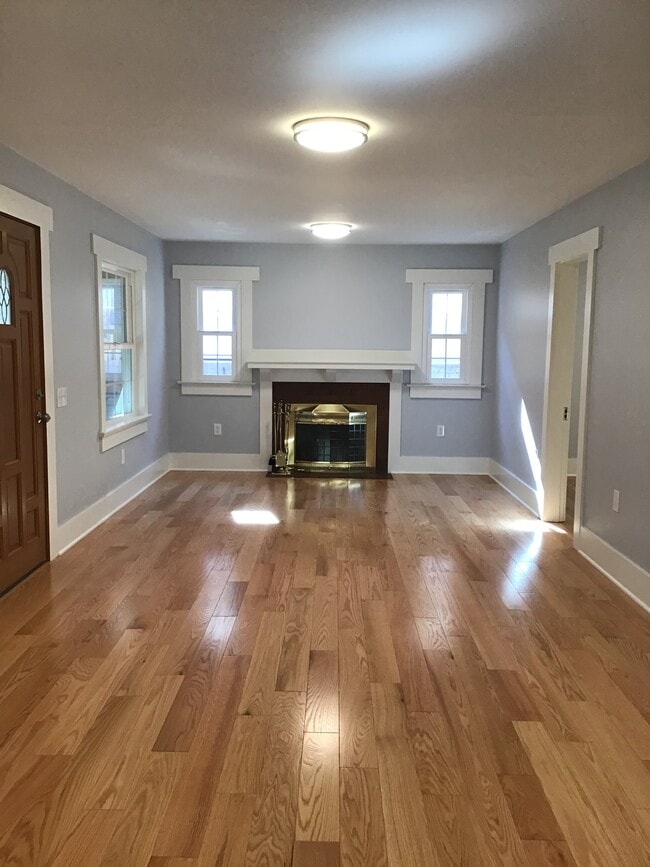 Living and dining room area - 535 Prescott St