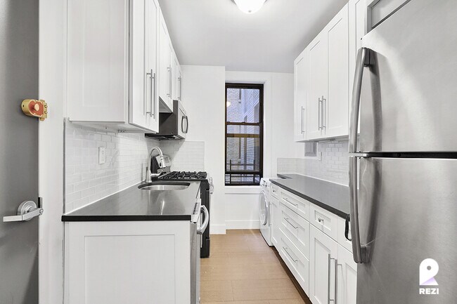 Photo - 15 W 55th St