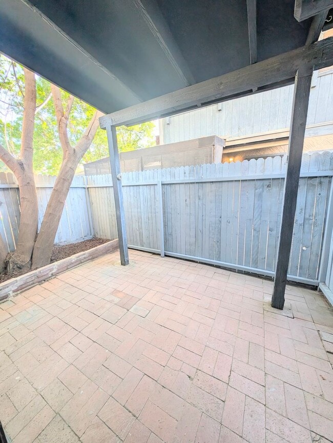 Photo - CUTE TOWNHOME AVAILABLE NOW NEAR DOWNTOWN ...