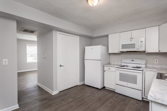 2 Bed/1bath Townhome blocks from Downtown Raleigh with off street parking