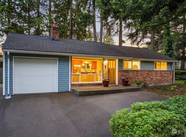 Building Photo - 12561 Roosevelt Way NE