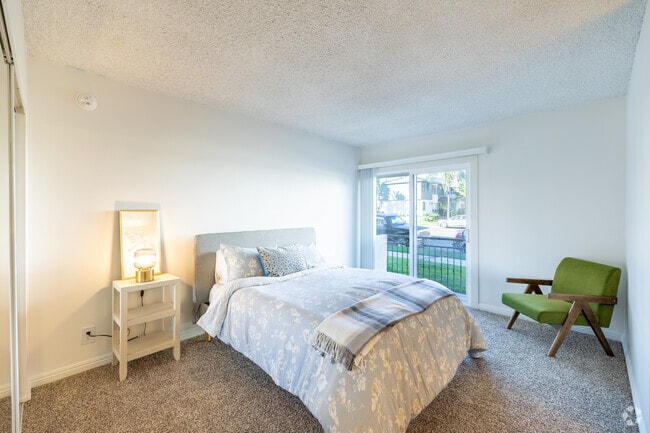 1BR, 1BA - 629SF - Bedroom